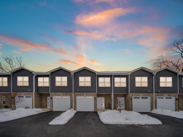 Townhouse for sale in Crestwood, Illinois