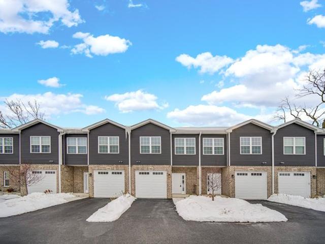 Townhouse for sale in Crestwood, Illinois