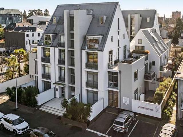 Apartment for sale in Heathcote, Canterbury