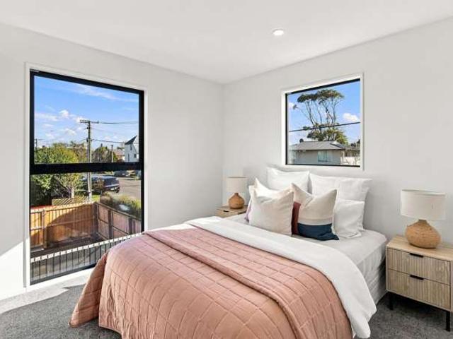 Townhouse for sale in Chaslands, Canterbury