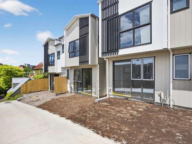 Townhouse for sale in Oratia