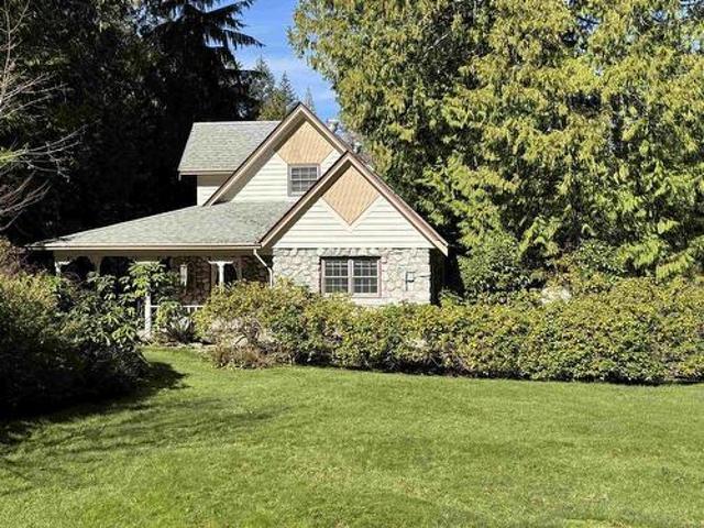 House for sale in Halfmoon Bay, British Columbia