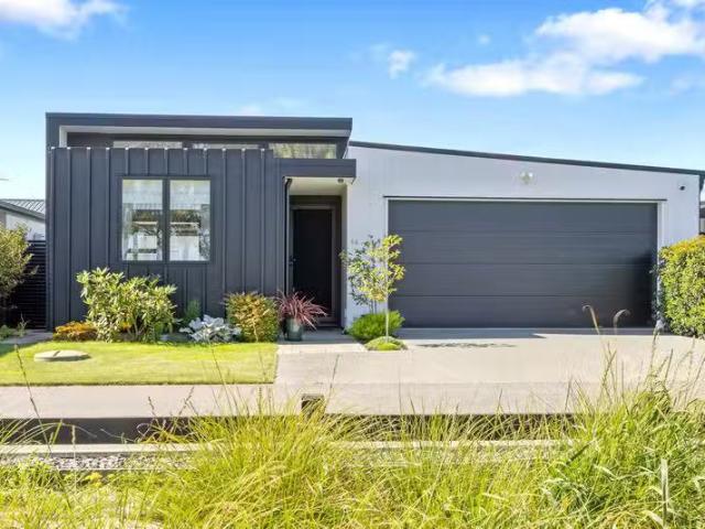 House for sale in Chaslands, Canterbury