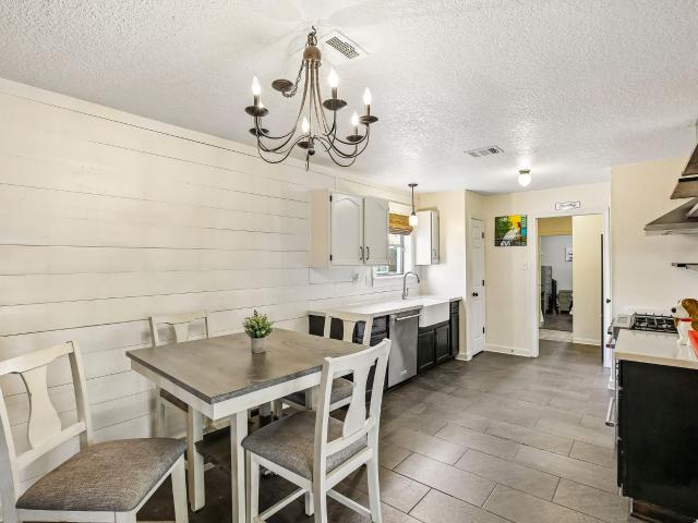 House for sale in Dickinson, Galveston County