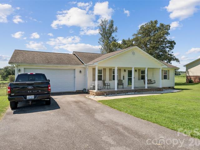 House for sale in Hiddenite, North Carolina