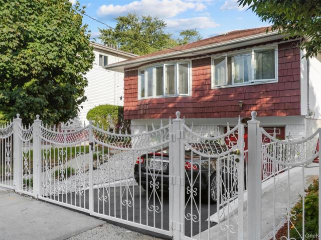 House for sale in Queens, Arverne