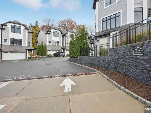 Townhouse for sale in Ridgefield, New Jersey
