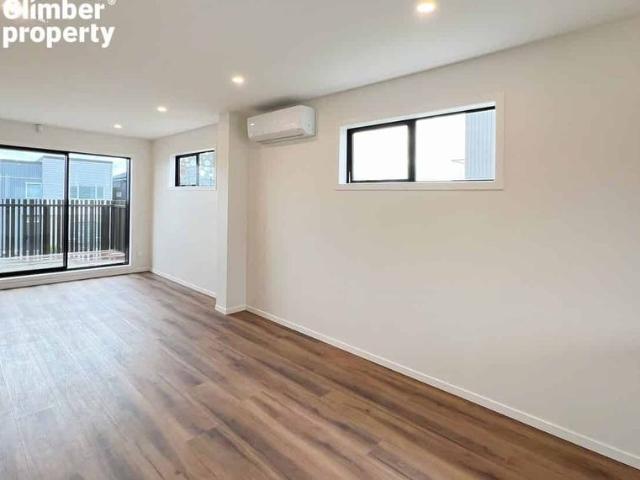 Townhouse for rent in Paremoremo, Oroua County