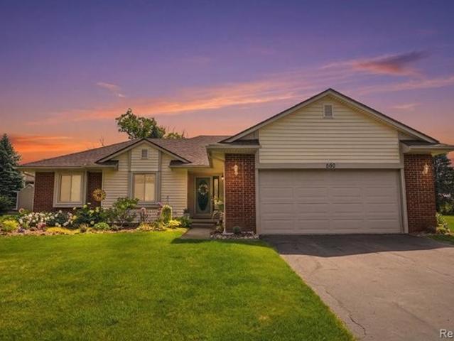 House for sale in High Pointe, Commerce Charter Township