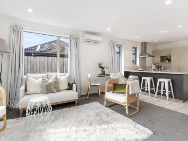 Townhouse for sale in Chaslands, Canterbury