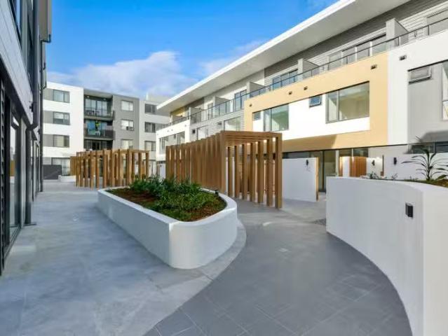 Condo for rent in Helensvale Town Centre