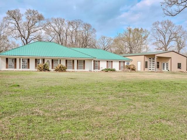 House for sale in Broaddus, Texas