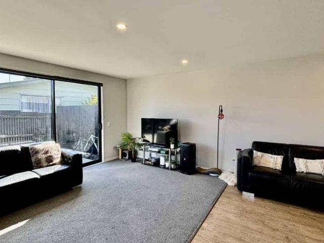 Townhouse for rent in Chaslands, Canterbury