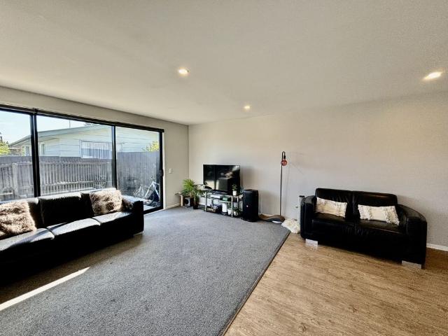 Townhouse for rent in Chaslands, Canterbury