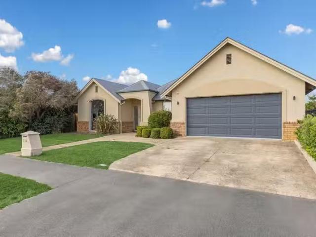 House for sale in Chaslands, Canterbury