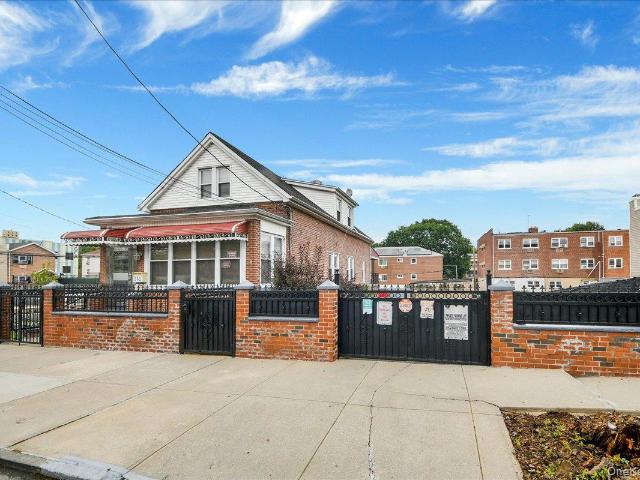 House for sale in The Bronx, Arverne