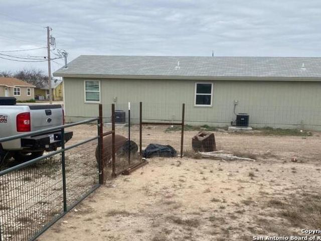 House for sale in La Pryor