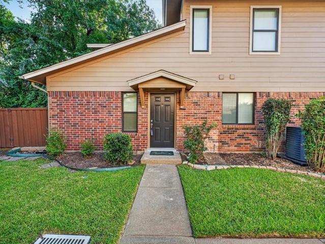 Townhouse for sale in Benbrook, Texas