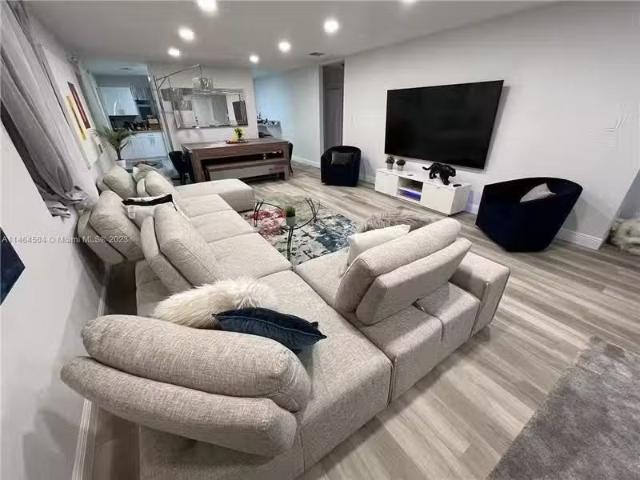 House for rent in Hollywood