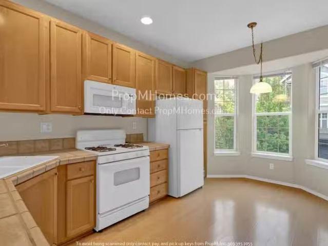 Condo for rent in Lake Oswego