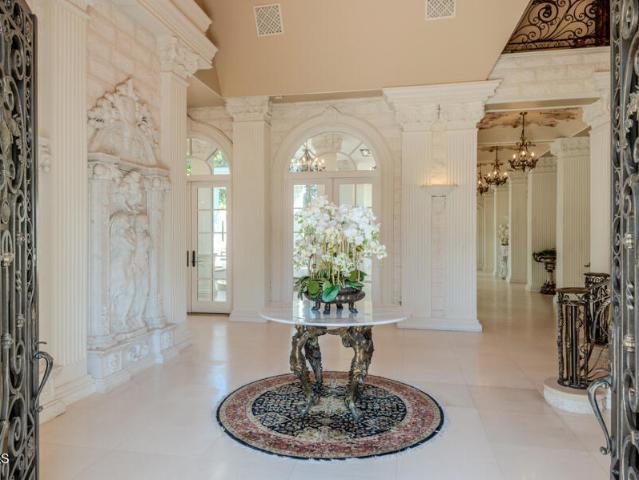 House for sale in La Canada Flintridge, California
