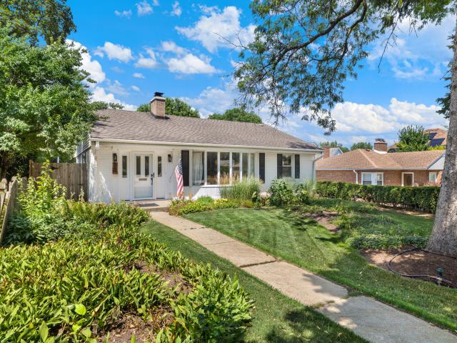 House for sale in Clarendon Hills, Illinois