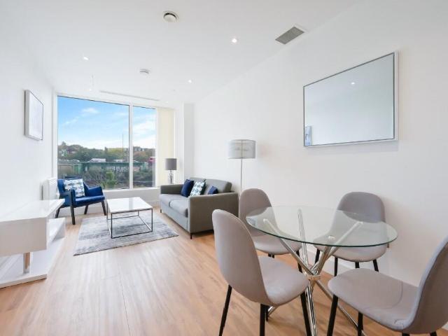 Apartment for rent in London Borough of Ealing, Park Royal