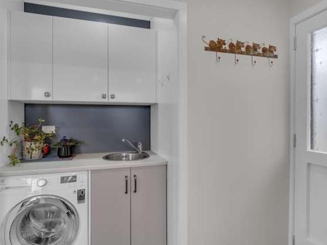 Townhouse for sale in Chaslands, Canterbury