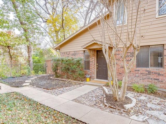 Townhouse for sale in Benbrook, Texas