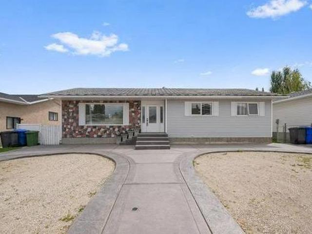 House for sale in Olds