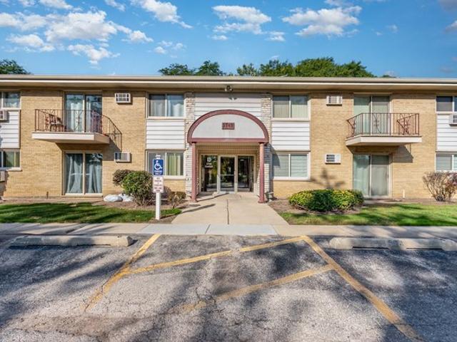 Condo for sale in Clarendon Hills, Illinois
