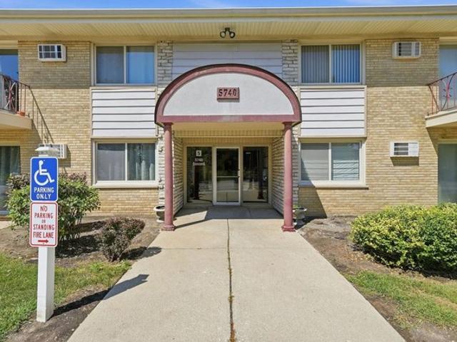 Condo for sale in Clarendon Hills, Illinois
