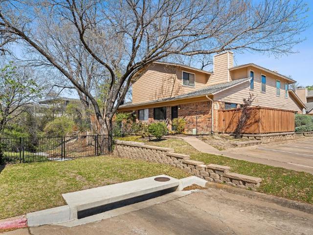 Townhouse for sale in Benbrook, Texas