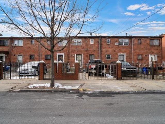 Townhouse for sale in Arverne, New York