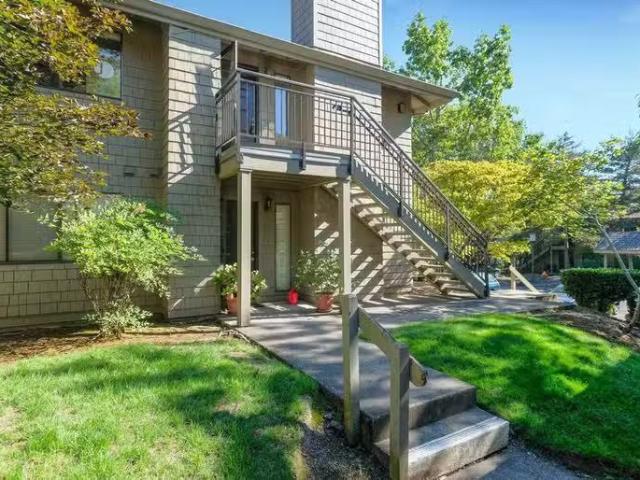 Condo for rent in Lake Oswego