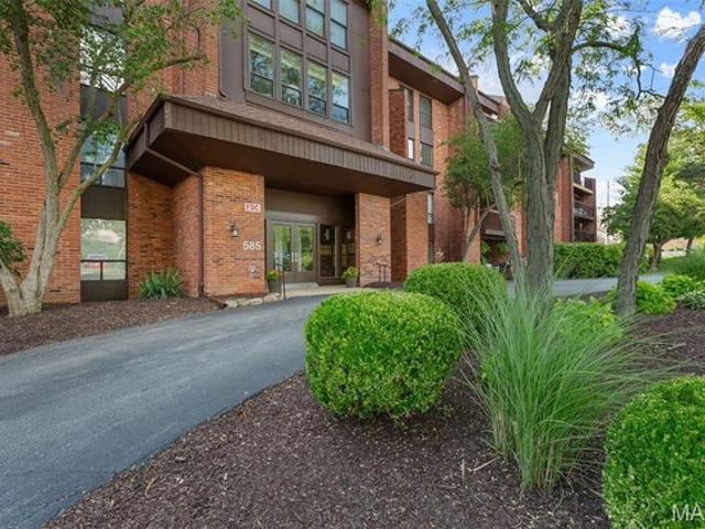 Condo for sale in Creve Coeur, Missouri