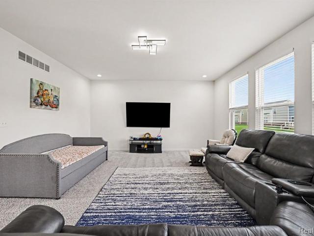House for sale in Estates at Hutsfield, Lyon Charter Township