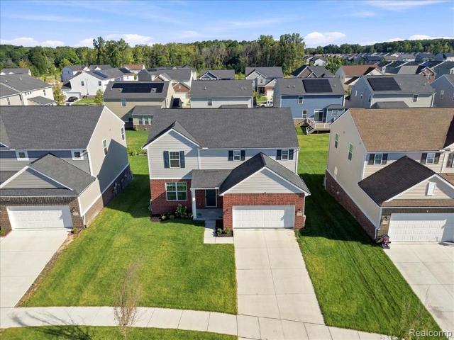 House for sale in Estates at Hutsfield, Lyon Charter Township