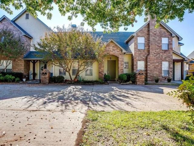 Townhouse for sale in Benbrook, Texas