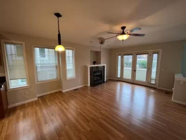 Condo for rent in Everett