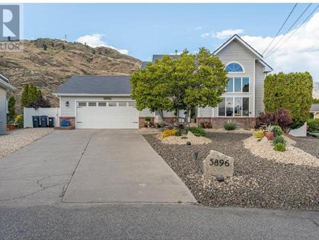 House for sale in Oliver