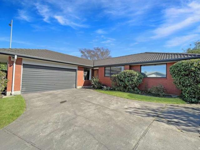 Townhouse for rent in Chaslands, Canterbury