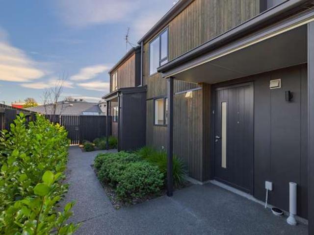Townhouse for sale in Chaslands, Canterbury