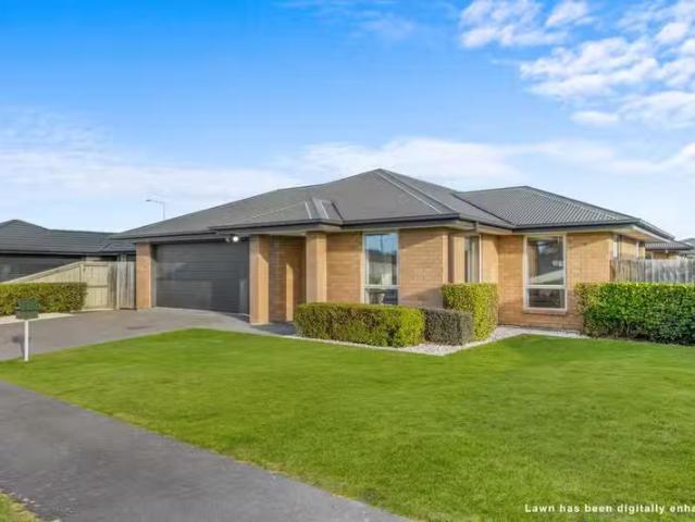 House for sale in Chaslands, Canterbury
