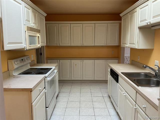 Condo for sale in Timber Mill, Washington Charter Township