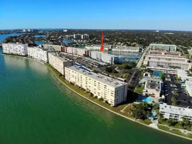 Condo for sale in Saint Petersburg Condo for sale in Saint Petersburg
