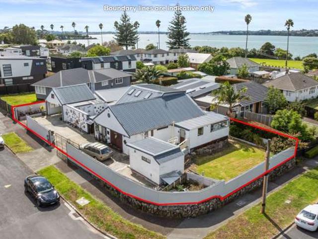 House for sale in Point England, Oroua County