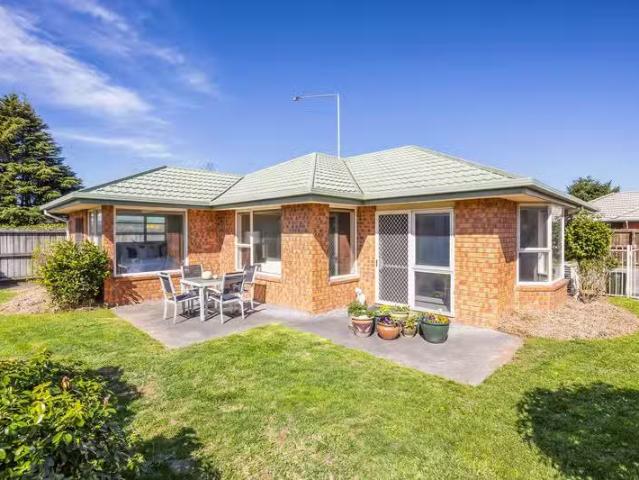 House for sale in Chaslands, Canterbury