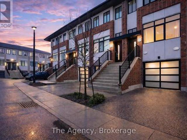 Townhouse for sale in Ancaster, Ontario