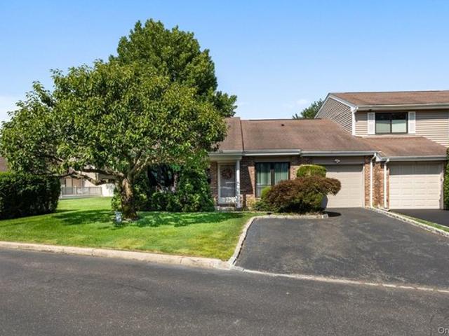 Condo for sale in Hidden Ponds Home Owners Association, Town of Smithtown